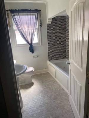 Bathroom - This customer asked us to paint the ceiling and baseboards of the bathroom. They wanted the ceiling to be a bright white and the base boards to be a softer white. Bathroom - This customer asked us to paint the ceiling and baseboards of the bathroom. They wanted the ceiling to be a bright white and the base boards to be a softer white.
