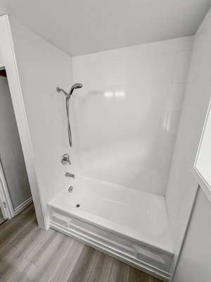 Bathroom + Kitchen remodelling (Kamloops) - Bathroom & Kitchen Remodel + Full Flooring Upgrade

We refinished the bathtub, tiled the walls, painted, caulked, built custom shelving, installed appliances, and handled all plumbing in the bathroom. In the kitchen, we did the tiling, appliance and range hood installation, plumbing, and painting. Finished with new baseboards, trim, and flooring throughout the entire apartment for a clean, modern upgrade.