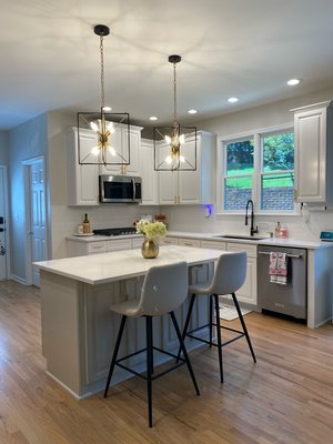 PAINTING KITCHEN CABINETS. - We carry out your project with commitment and dedication, giving you an excellent result.