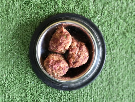 BEEF - HYPOALLERGENIC RECIPE - Real healthy and natural food for dogs and the easiest way to serve it!

Completely balance meatballs, based on human grade lean meat and beef organs, mixed with fresh vegetables, complex carbohydrates (oats and brown rice) and healthy fats (olive oil).

Providing essential nutrients is as easy as a meatball could be!