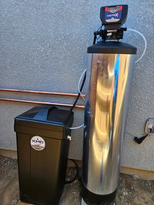US Water Matrixx Whole House Water Softener Installation - Installed a US Water Matrixx whole house water softener on the side of the home with a clean, space-efficient layout. This installation included new copper plumbing, a pressure gauge, shutoff valves, bypass assembly, and a properly routed drain line. The system was positioned for easy future maintenance while maintaining a neat appearance that complements the home.