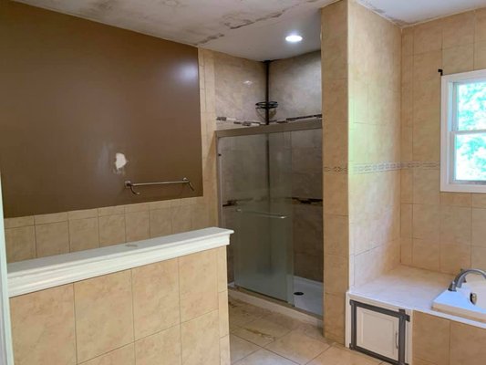 Master Bathroom Renovation - In this project we removed the old bathroom and did a full renovation / remodeling
