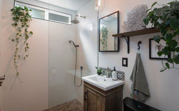Boho Beach - Designs Daly was commissioned to conduct a comprehensive remodel of the property to transform it into a highly desirable rental space. Our expert team executed a harmonious blend of contemporary, bohemian and aesthetically pleasing accents, which have been thoughtfully integrated throughout the primary residence, as well as the front and backyard patios and detached apartment. Our design approach has been formulated to meet the diverse needs of the potential occupants who are keen to reside in the vibrant environment of Ventura, CA. Boho Beach - Designs Daly was commissioned to conduct a comprehensive remodel of the property to transform it into a highly desirable rental space. Our expert team executed a harmonious blend of contemporary, bohemian and aesthetically pleasing accents, which have been thoughtfully integrated throughout the primary residence, as well as the front and backyard patios and detached apartment. Our design approach has been formulated to meet the diverse needs of the potential occupants who are keen to reside in the vibrant environment of Ventura, CA.