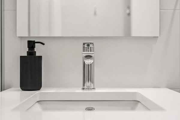 Traditional and Modern Kitchen and Bathroom - This clean and modern space combines style and functionality seamlessly. Traditional and Modern Kitchen and Bathroom - This clean and modern space combines style and functionality seamlessly.