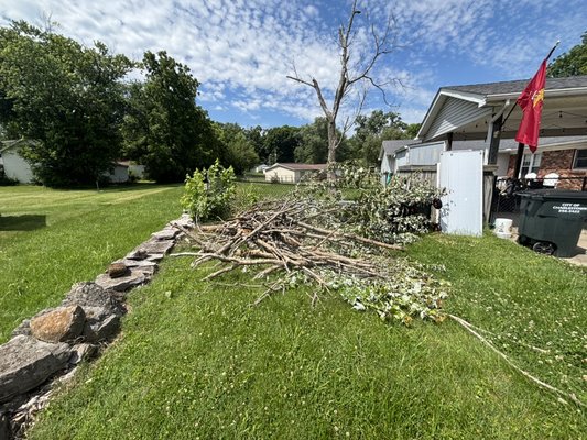 Customer just moved into their new home and needed our services! - This junk removal was satisfying to see finished and the property looking back to how it should! Customer just moved into their new home and needed our services! - This junk removal was satisfying to see finished and the property looking back to how it should!