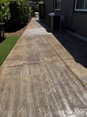 Pathway Repair - This project consisted of approximately 450 square feet of concrete that the client wanted installed in the yard area, and the
pathway leading to the street, with a broom finish similar to the one currently in the backyard.