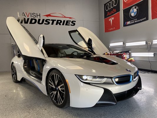 BMW i8 Detail & paint touch up - This bmw i8 came in for really bad scrapes and had to get repainted , and detailed