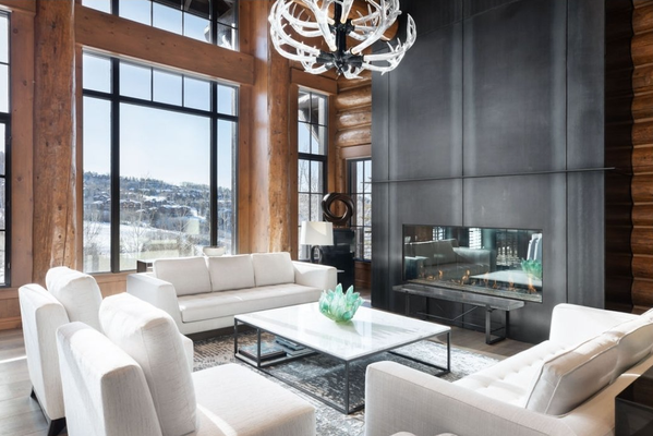 Beever Creek, CO - The interior of the Beaver Creek home in Bachelor Gulch is a blend of luxury and custom craftsmanship. The renovation features bespoke furniture crafted by renowned Italian manufacturers, giving each room a unique and elegant touch. Highlights include expansive living spaces, a main-level master suite, a hearth room, and a rec room complete with a full bar and wine cellar. The home seamlessly integrates indoor and outdoor spaces, perfect for entertaining, and showcases stunning views of the surrounding ski resort.

For more details, you can visit the [Pianta Design project page (https://www.pianta-design.com/projects/beaver-creek-co).