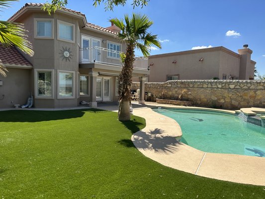 Poolside Paradise in El Paso - Dive into elegance with El Paso Artificial Grass Supply's exquisite backyard renovations! Our high-quality, low-maintenance artificial grass complements any pool design, offering a vibrant green touch that requires zero watering or mowing.