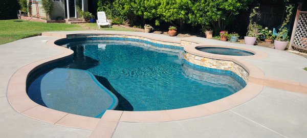 Sycamore Ave Project - This remodel was done in Glendora, CA. 
What was done . 
- Complete Remodel
- New poured in place coping with a top cast finish 
- New Glass tile 
- Ledger stone on raised bond beam areas 
- Mini Pebble Plaster