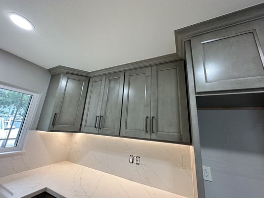 ASH Brown - The whole kitchen takes a total of 2 days, one day to install cabinets and one day to install countertops & Cabinet lamp ASH Brown - The whole kitchen takes a total of 2 days, one day to install cabinets and one day to install countertops & Cabinet lamp