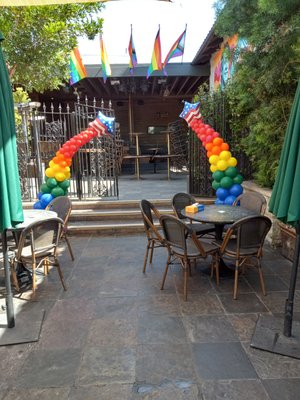 Balloon Decorating for Memorial Day 2022 - Balloon Columns Decor for Memorial Day Party at Abbey Restaurant and Bar in West Hollywood Balloon Decorating for Memorial Day 2022 - Balloon Columns Decor for Memorial Day Party at Abbey Restaurant and Bar in West Hollywood