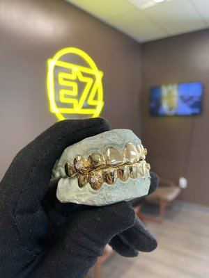 10k 8 x 8 VS2 Diamond Fangs Grillz With SunBurst Cutz - 10k 8 x 8 VS2 Diamond Fangs Grillz With SunBurst Cutz 10k 8 x 8 VS2 Diamond Fangs Grillz With SunBurst Cutz - 10k 8 x 8 VS2 Diamond Fangs Grillz With SunBurst Cutz