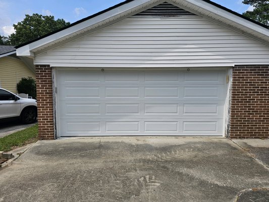 Garage door replacement Burton, South Carolina - We replaced a classic, fiberglass outdated garage door with a brand new modern Amarr Lincoln, 1000