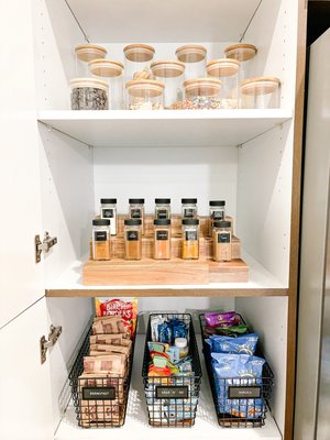 PANTRY ORGANIZATION - Pantry goals, achieved!

This space is all about function and style—clear bins for easy access, custom labels to keep everything in its place, a tiered spice riser so nothing gets lost in the back, and sleek glass jars for all your go-to seasonings.

From snacks to spices, every item has a designated spot—making daily routines smoother, cleaner, and more enjoyable.

Because a well-organized pantry isn’t just nice to look at—it transforms the way you live.