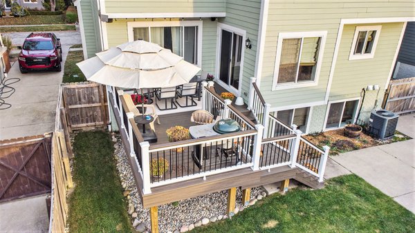 🎉 Check out this stunning new deck we recently built in Berkley! 😍 - Featuring Trex Coastal Bluff decking boards, white composite railings with sleek black balusters, and a Trex Spiced Rum cocktail rail, this space is the perfect blend of style and functionality. And how about that Big Green Egg? This incredible grilling station adds even more versatility to the space—and yes, we offer Big Green Eggs to our clients too!

Whether you're hosting a backyard BBQ, relaxing with family, or grilling up your next masterpiece, this deck is designed to enhance your outdoor lifestyle. Ready to transform your backyard? Let us help make your dream deck a reality!