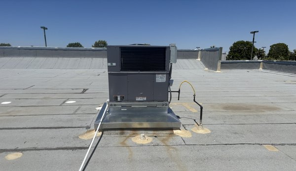 Air conditioning replacement - We recently replaced this old roof top package unit in Lancaster with a new 5 ton Day & Night 15.2 seer air conditioner. Air conditioning replacement - We recently replaced this old roof top package unit in Lancaster with a new 5 ton Day & Night 15.2 seer air conditioner.
