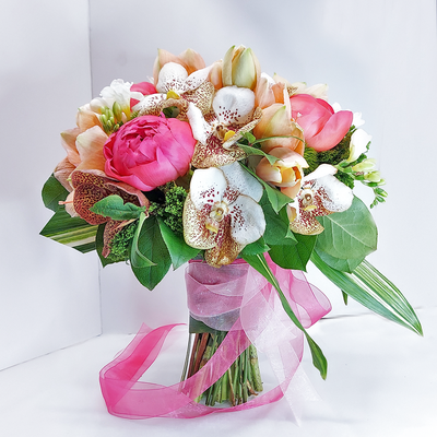 Wedding Flowers & Bouquets - Flowers play a defining role in your dream wedding. Set the tone for your big day with exquisite floral decor, flower arrangements, bouquets, corsages, boutonniere, headpieces, and more
