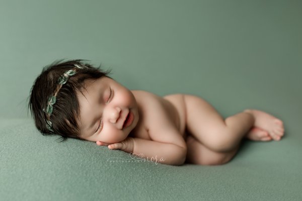 Newborn Session - All newborn sessions include a set number of fabric poses, props, and family/siblings photos.
every session is customized especially for you and for what you like and need :)
