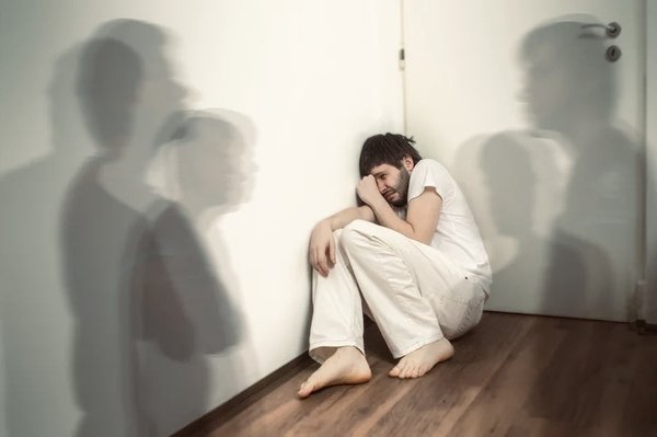PSYCHOTIC  DISORDERS ( Troubles Psychotiques ) - Psychotic disorders are a group of serious illnesses that affect the mind. They make it hard for someone to think clearly, make good judgments, respond emotionally, communicate effectively, understand reality, and behave appropriately.
When symptoms are severe, people with psychotic disorders have trouble staying in touch with reality and often are unable to handle daily life. But even severe psychotic disorders usually can be treated.
The main symptoms are hallucinations, delusions, and disordered forms of thinking.