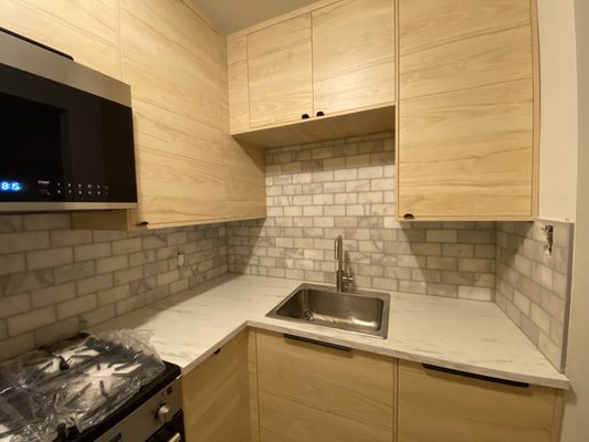 Kitchen backsplash - Kitchen backsplash, marble tile 3x6". 1/16 joints. Kitchen backsplash - Kitchen backsplash, marble tile 3x6". 1/16 joints.