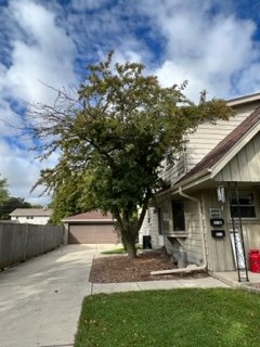 Tree Removal - This was a tree removal job that was done for a customer that her insurance company wanted all branches removed that were hanging or to close to the house. We also removed other trees from the property that were died.