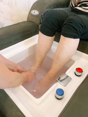 Foot Reflexology - The human feet contain numerous acupoints, and massaging these acupoints promotes blood circulation in the feet. Prior to foot therapy, soaking the feet helps enhance overall blood circulation. Foot massage not only contributes to physical health but also improves sleep quality. During foot therapy, individuals experience deep relaxation, which alleviates fatigue and uplifts mood. Foot Reflexology - The human feet contain numerous acupoints, and massaging these acupoints promotes blood circulation in the feet. Prior to foot therapy, soaking the feet helps enhance overall blood circulation. Foot massage not only contributes to physical health but also improves sleep quality. During foot therapy, individuals experience deep relaxation, which alleviates fatigue and uplifts mood.