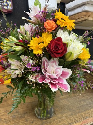 Happy Birthdays Arrangements - Birthday Floral arrangement, cheerful and colorful as well as elegant and simple , for all types of customers.