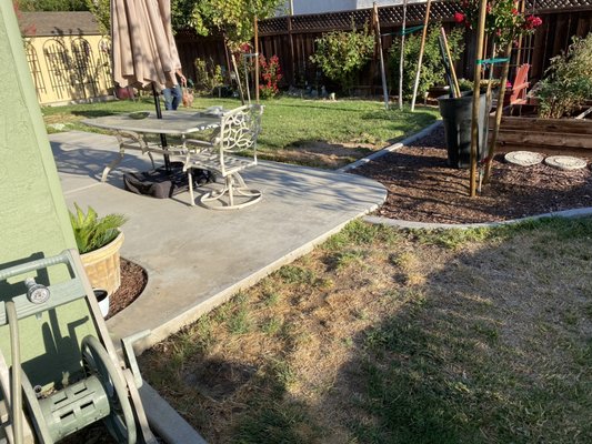 Piso de adoquines de concreto, diseño rústico personalizado - Este diseño se iso en el patio trasero de una casa, con adoquines de concreto y adoquines decorativos color gris, trabajo terminando de principios a fin.