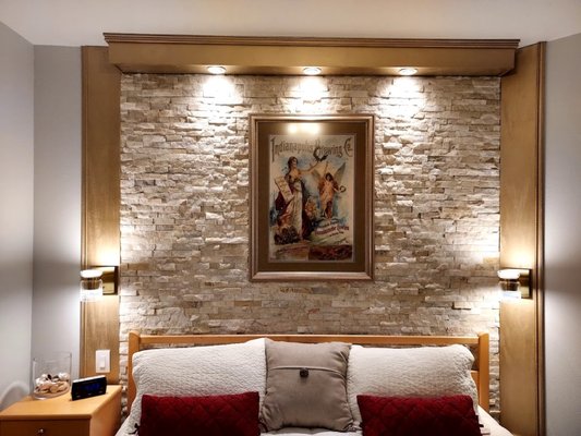 Rock Backsplash for Bedrooms and Hallways - Rock backsplashes really make bare walls pop! There are my different kinds of rock that can be chosen for any application