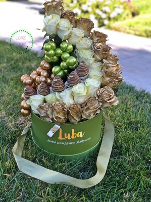 flower arrangements and strawberries - arrangements of flowers, roses, strawberries and chocolate, our products are personalized with the name or phrase you want