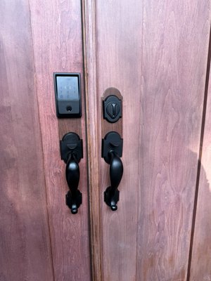 Antique Door Handle & Lock Replacement (25+ Years Old) - Upgraded from a 25+ year old combined lock to a separate handleset and smart deadbolt. Installed using existing holes — no drilling required. Clean, modern, and more convenient setup. Antique Door Handle & Lock Replacement (25+ Years Old) - Upgraded from a 25+ year old combined lock to a separate handleset and smart deadbolt. Installed using existing holes — no drilling required. Clean, modern, and more convenient setup.