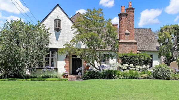 St. Albans - This 1930 English Revival home in San Marino had some deferred maintenance that was long past due. With a great list of vendor referrals, I worked very closely with the seller to restore this property to its former glory. In the end we received 8 offers above the asking price with the winning offer coming in at almost $300,000 above the original list price. Needless to say the seller was very happy.