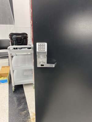 Back exit door burglary prevention and push bar installation - The business kept getting break in.
We improved the security to prevent from keep happening Back exit door burglary prevention and push bar installation - The business kept getting break in.
We improved the security to prevent from keep happening