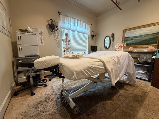 Myofascial Release - The tightening of the fascial system is a histologic, physiologic, and biomechanic protective mechanism triggered by trauma. When fascia becomes restricted, it loses its pliability and creates tension throughout the body.
Myofascial release, a form of fascia therapy, is a hands-on soft tissue technique designed to facilitate a stretch into the restricted fascia. During this treatment, sustained pressure is applied to the restricted tissue barrier; after 90-120 seconds, histological length changes occur, allowing the first release to be felt. The therapist then follows the release into a new tissue barrier, holding the position. After a few sessions, the tissue becomes softer and more pliable. The benefits of myofascial release include restoring length and health to the myofascial tissue, alleviating pressure on pain-sensitive structures like nerves and blood vessels, and restoring alignment and mobility to the joints.
Experts estimate that upwards of ninety percent of disease is stress-related. Nothing ages us faster, both internally and externally, than high stress. Myofascial release, a form of fascia therapy, is an effective tool for managing this stress, which translates into numerous benefits of myofascial release, including: decreased anxiety, enhanced sleep quality, greater energy, improved concentration, increased circulation, and reduced fatigue. Myofascial Release - The tightening of the fascial system is a histologic, physiologic, and biomechanic protective mechanism triggered by trauma. When fascia becomes restricted, it loses its pliability and creates tension throughout the body.
Myofascial release, a form of fascia therapy, is a hands-on soft tissue technique designed to facilitate a stretch into the restricted fascia. During this treatment, sustained pressure is applied to the restricted tissue barrier; after 90-120 seconds, histological length changes occur, allowing the first release to be felt. The therapist then follows the release into a new tissue barrier, holding the position. After a few sessions, the tissue becomes softer and more pliable. The benefits of myofascial release include restoring length and health to the myofascial tissue, alleviating pressure on pain-sensitive structures like nerves and blood vessels, and restoring alignment and mobility to the joints.
Experts estimate that upwards of ninety percent of disease is stress-related. Nothing ages us faster, both internally and externally, than high stress. Myofascial release, a form of fascia therapy, is an effective tool for managing this stress, which translates into numerous benefits of myofascial release, including: decreased anxiety, enhanced sleep quality, greater energy, improved concentration, increased circulation, and reduced fatigue.