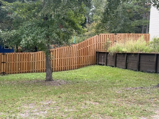 Blue Creek two level fence - This project required removing an old 400 feet of fence and provide a creative solution to fence the 2- level yard. Blue Creek two level fence - This project required removing an old 400 feet of fence and provide a creative solution to fence the 2- level yard.