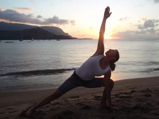Flowforward in Hawaii - Practicing yoga in Hawaii was an unforgettable experience, made even more special by the warmth and hospitality of the Hawaiian people. Posing amid lush landscapes, feeling the gentle ocean breeze, and listening to the rhythmic waves made each moment a mindful celebration of both nature and culture. The aloha spirit—welcoming, kind, and uplifting—enhanced my practice, making every pose feel connected to the land and its people. From evening stretches on sandy beaches to sunrise flows under swaying palms, these moments not only captured the beauty of Hawaii but also the sense of peace and joy that yoga brings anywhere in the world. Flowforward in Hawaii - Practicing yoga in Hawaii was an unforgettable experience, made even more special by the warmth and hospitality of the Hawaiian people. Posing amid lush landscapes, feeling the gentle ocean breeze, and listening to the rhythmic waves made each moment a mindful celebration of both nature and culture. The aloha spirit—welcoming, kind, and uplifting—enhanced my practice, making every pose feel connected to the land and its people. From evening stretches on sandy beaches to sunrise flows under swaying palms, these moments not only captured the beauty of Hawaii but also the sense of peace and joy that yoga brings anywhere in the world.