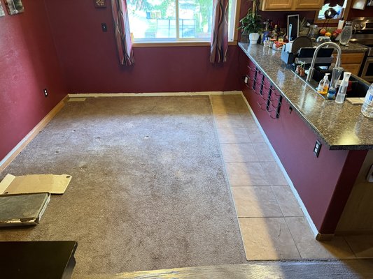 Tile floor kitchen and dining room - This remodel was done on an old kitchen that was in bad
shape. Old carpet, cracked tiles, and hollow spaces under tiles that echoed when you step. The homeowner chose a beautiful pattern they will be able to enjoy for years to come!