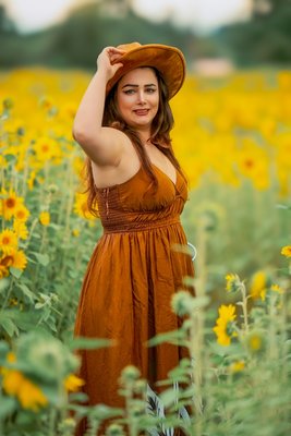 sunflowers photography - A joyful sunflower-field portrait session in Kirkland. We planned outfit + timing for golden light, kept posing easy, and let real smiles lead (pup included!). A mix of editorial full-lengths and close portraits, edited in warm, vibrant tones so the yellows pop and skin looks natural. Deliverables: 60+ edited images, 5 same-day sneak peeks, private online gallery with downloads & print rights