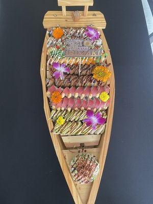 Sushi boat for 10 guest with personalized top and Salad on the tip - Give your events a different twist with our amazing and beautiful sushi boats. Made only with fresh fish and top quality ingredients, carefully selected to assure that everything is in the correct place and proportion for the best experience. Sushi boat for 10 guest with personalized top and Salad on the tip - Give your events a different twist with our amazing and beautiful sushi boats. Made only with fresh fish and top quality ingredients, carefully selected to assure that everything is in the correct place and proportion for the best experience.