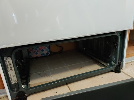 move out clean - this kitchen was covered in grease from top to bottom move out clean - this kitchen was covered in grease from top to bottom