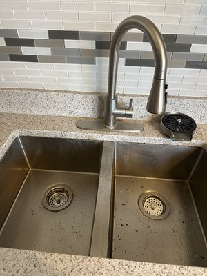 Move-Out Kitchen Cleaning - Professional kitchen cleaning including countertops, sink, stovetop, appliance surfaces, cabinets, and floors. We remove grease, dust, and buildup to leave your kitchen fresh and spotless.

📞 ShinyDay Cleaning – 224-208-8897✨