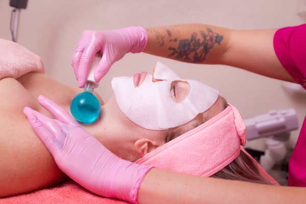 Signature facial - Our Signature facial treatment will help to treat a myriad of skin issues, such as blackheads, pimples, sun damage, acne and inflammation. It can also help with redness, rosacea, dehydration, wrinkles, acne scarring, loss of firmness and elasticity in the skin.