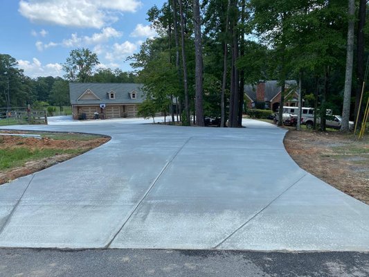 Driveway and Patios - This was a project for a family in Acworth, GA. We made the entire driveway and side patio, as well as the patio behind the local garage suitable for the customer to store their RV and with a particularity where the customer needs to use the space to wash their horses, so the space was planned with some drains to taking care not to accumulate water.