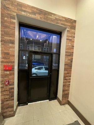 Aluminum door - Aluminum doors have high strength, are not subject to rotting or corrosion, making them an ideal choice for long-term use. Aluminum is a lightweight material that facilitates the installation and maintenance of doors. Aluminum door - Aluminum doors have high strength, are not subject to rotting or corrosion, making them an ideal choice for long-term use. Aluminum is a lightweight material that facilitates the installation and maintenance of doors.