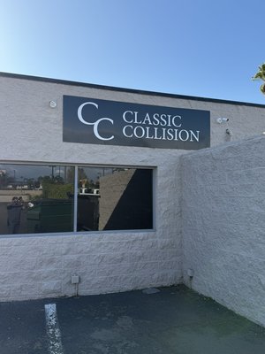Collision shop - This project involved the installation of 15 5-megapixel cameras and two panoramic 12-megapixel cameras at a new auto shop for existing customers. The installation was completed within two days.

We established an AV rack for the customers and configured the NVR and mobile app. Additionally, we ran new Cat6 lines to each camera location.