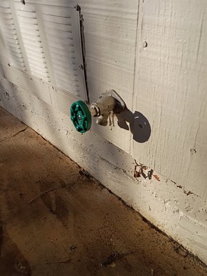 Exterior hose bib stem replacement - Stem replacement completed on this exterior hose bib.
The faulty stem was replaced to restore proper shut-off and prevent leaks. The valve now operates smoothly and seals correctly, ensuring reliable performance and water efficiency.
✔️ Leak repaired
✔️ Proper shut-off restored
✔️ Professional service by Pacific Plumbing Pros