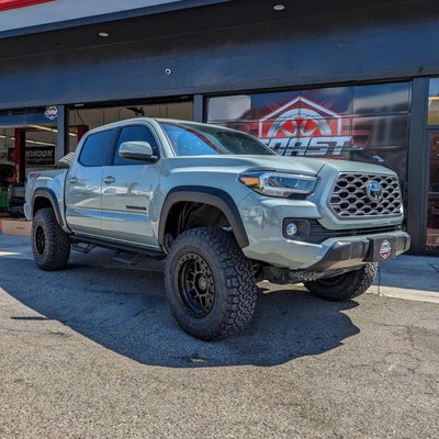 Tacoma Lift Kit - 3.5” lift on this 2020 Tacoma using Rough Country and fitting it with 17” kelso’s wrapped in 33” BFG Ko2s