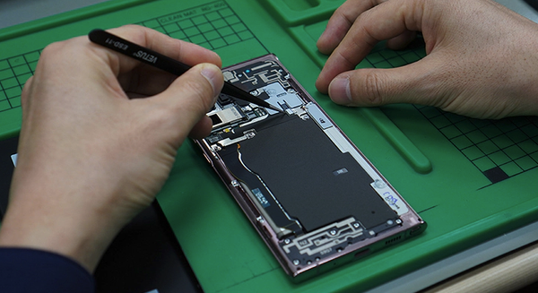 Samsung Galaxy Repair - Contact us! We’re happy to help get your device back in to tip top shape. Samsung Galaxy Repair - Contact us! We’re happy to help get your device back in to tip top shape.