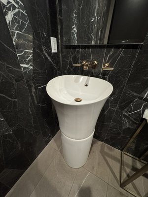 Free Standing Sink - Whether you're looking to renovate your own kitchen or bathroomjust seeking inspiration, we are here to help you every step of the way.

Contact Us today for your free consultation and discover how we can bring your kitchen or bath of your dreams !
